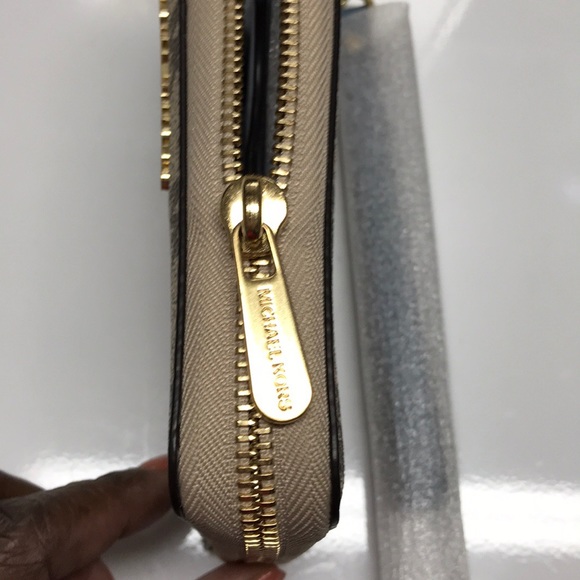 *SOLD* Michael Kors wristlet - Picture 5 of 7
